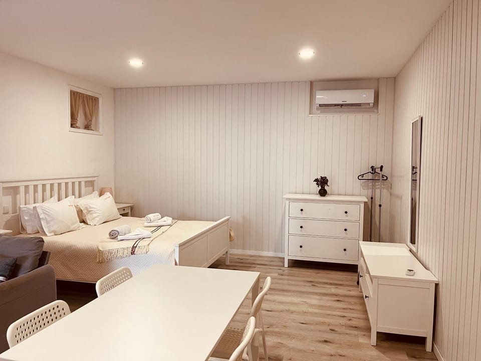 Bed, Dining area, air conditioner