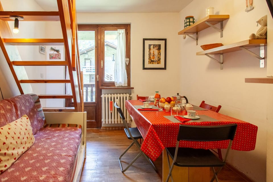 Bed, Dining area