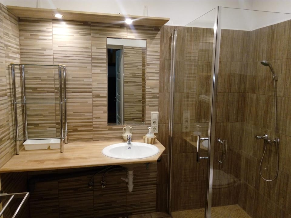 Shower, Toilet, Bathroom, washing machine