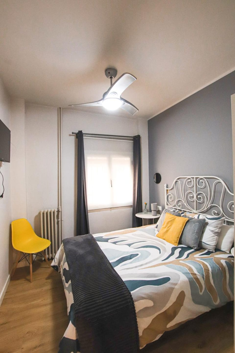Bed, TV and multimedia, Photo of the whole room, Bedroom