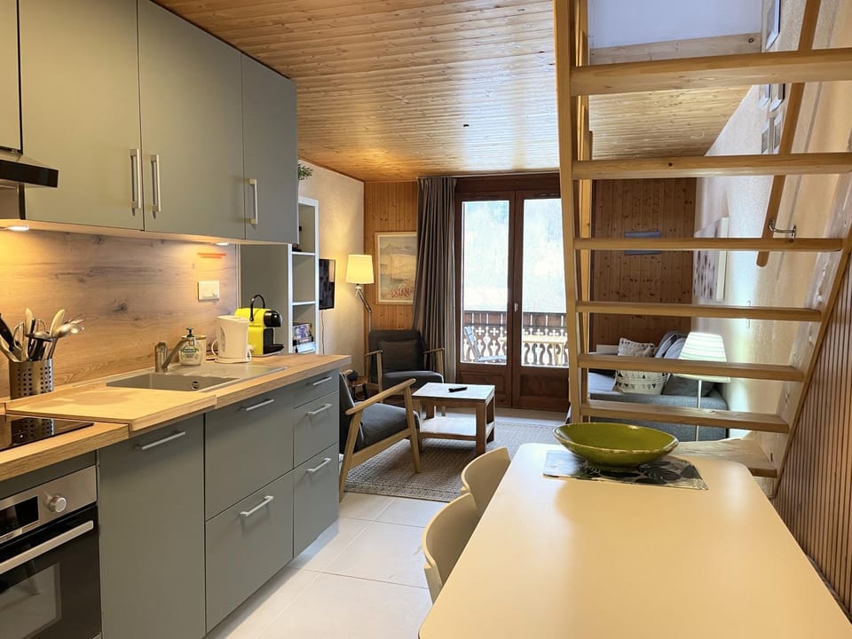 Kitchen or kitchenette, Dining area, dishwasher
