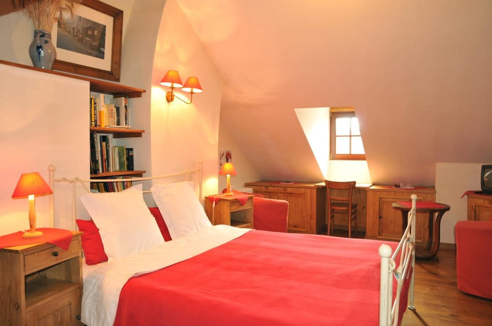 Bed, Day, Photo of the whole room, Bedroom