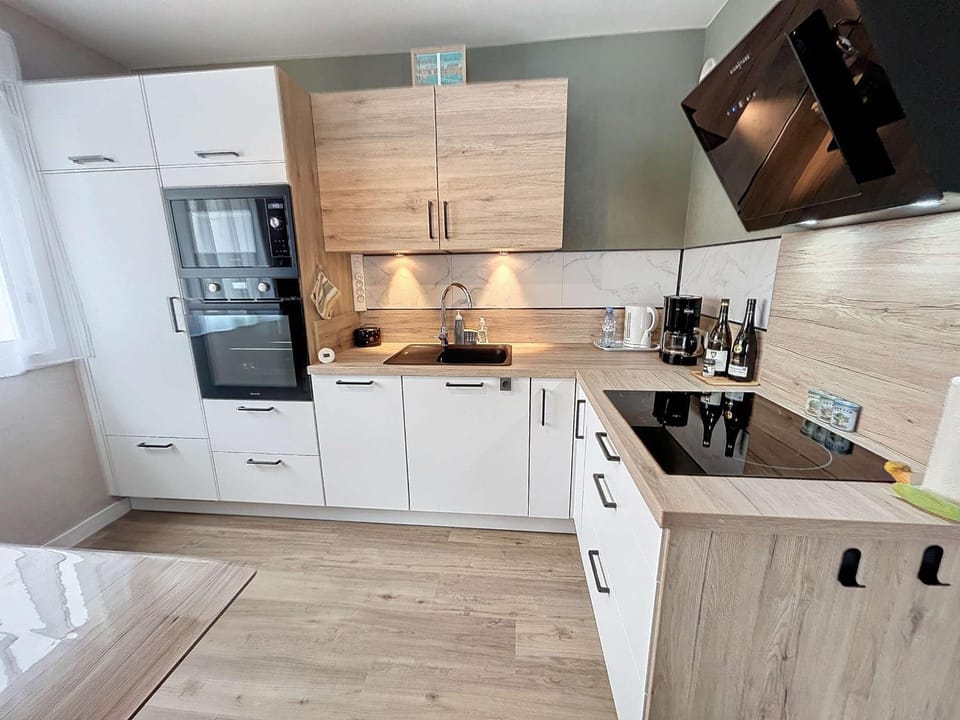 Bel appartement rénové au cœur de Jullouville, 100m de la plage, 1 chambre, 4 couchages, parking privé - FR-1-361-72 Apartment in Jullouville