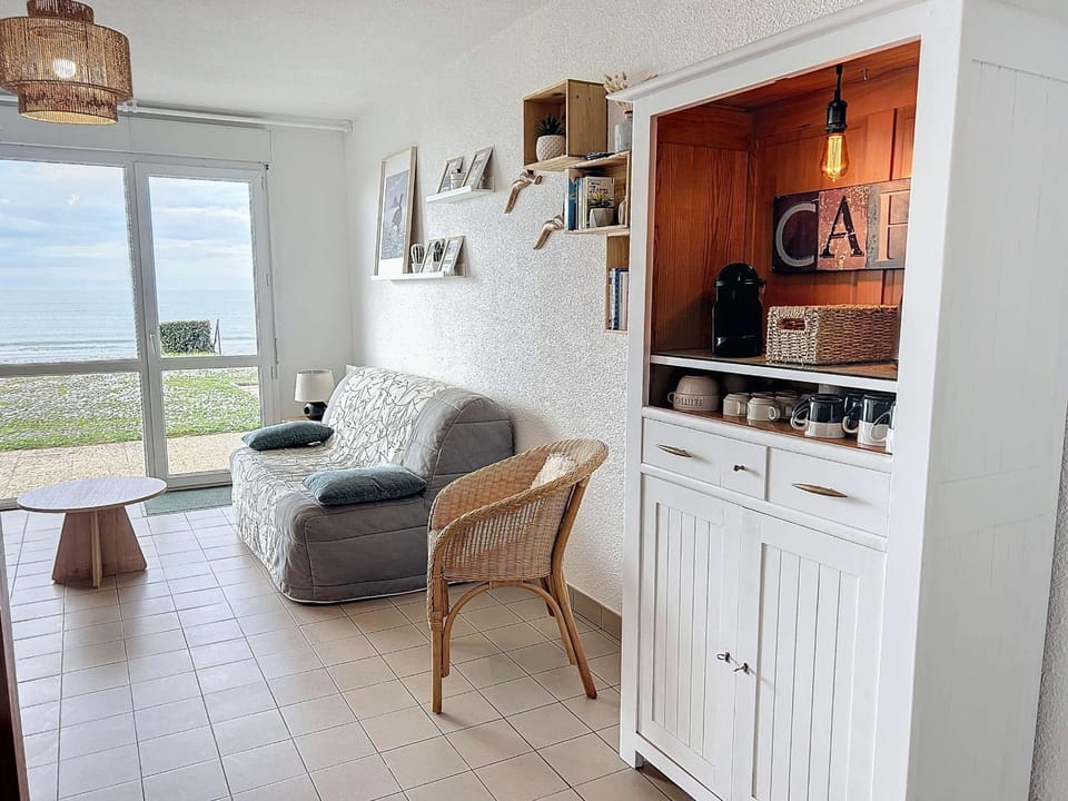 Joli T2 en front de mer avec accès direct plage, terrasse privative, parking et Wi-Fi gratuit - FR-1-361-45 Apartment in Saint-Pair-sur-Mer