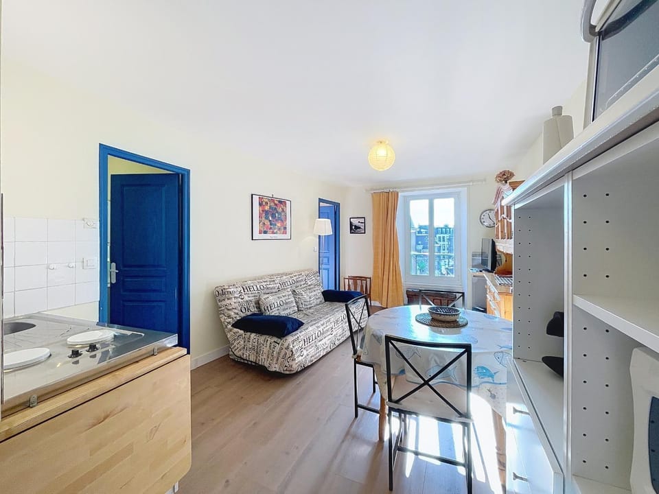 Appartement T2 avec ascenseur, hypercentre, à 50m de la plage, WIFI, TV connectée, linge en option - FR-1-361-4 Apartment in Granville