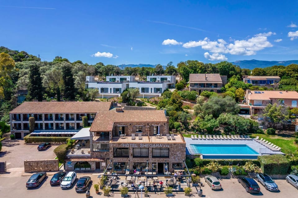Property building, Restaurant/places to eat, Natural landscape, Pool view, Swimming pool, Parking