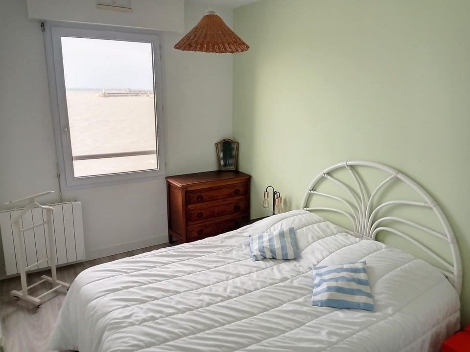 Appartement avec balcon, proche des plages et commerces - FR-1-361-89 Apartment in Granville