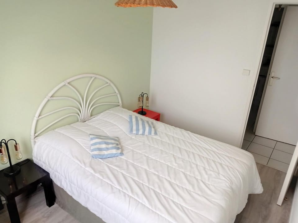 Appartement avec balcon, proche des plages et commerces - FR-1-361-89 Apartment in Granville