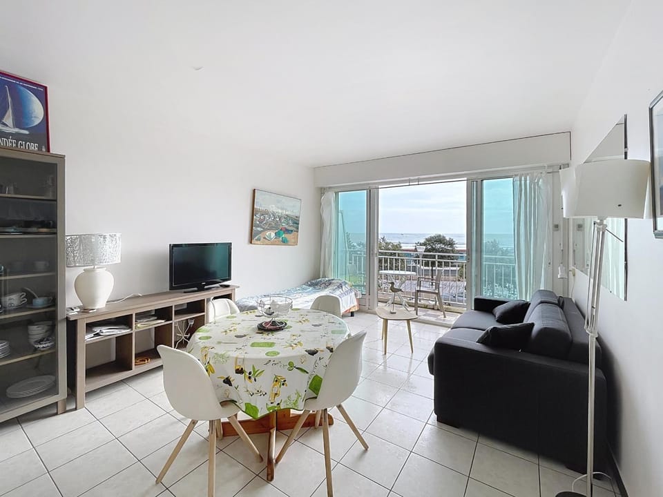 Studio Confort 1er Étage Face Mer - Les Sables-d'Olonne - FR-1-331-80 Apartment in Les Sables-d'Olonne