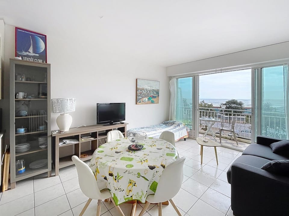 Studio Confort 1er Étage Face Mer - Les Sables-d'Olonne - FR-1-331-80 Apartment in Les Sables-d'Olonne