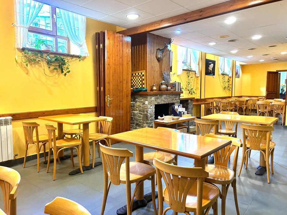Restaurant/places to eat, Living room