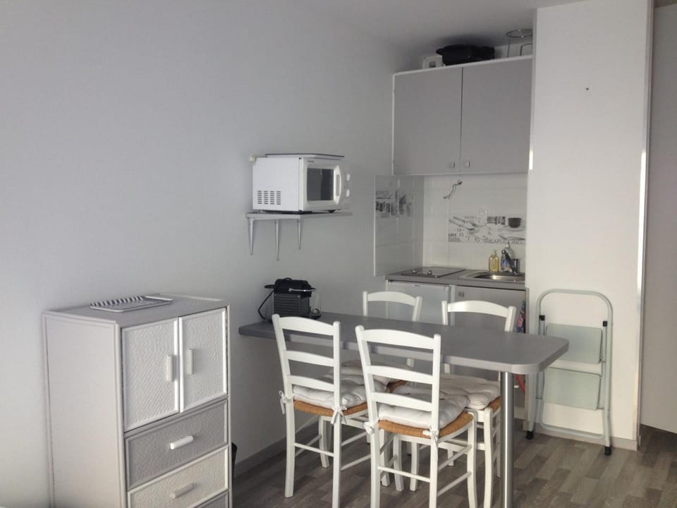 Studio Central à 100m Plage avec Balcon et Commodités, Les Sables-d'Olonne - FR-1-331-61 Apartment in Les Sables-d'Olonne