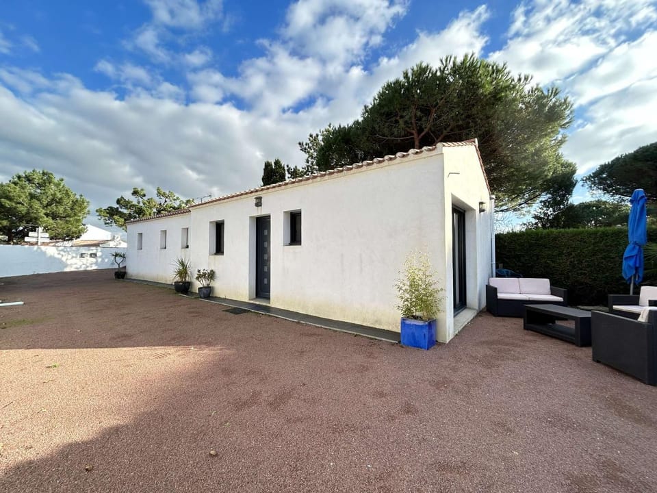 Maison calme avec jardin clos, 800m plage - 2 chambres, BBQ, parking privé, Wifi - FR-1-224B-116 House in Pays de la Loire