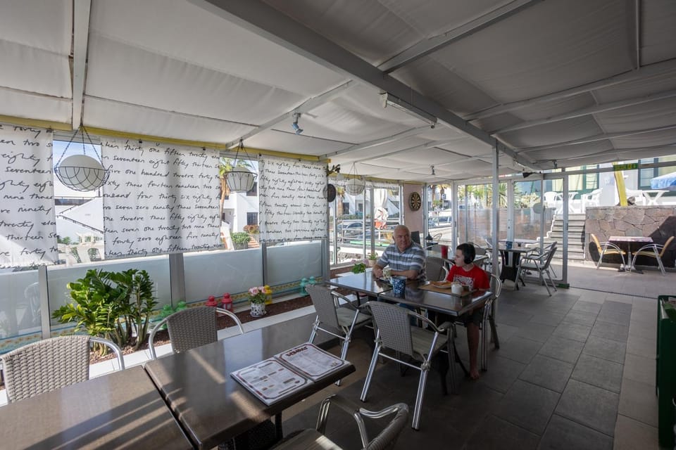 Restaurant/places to eat, Lounge or bar, Food and drinks