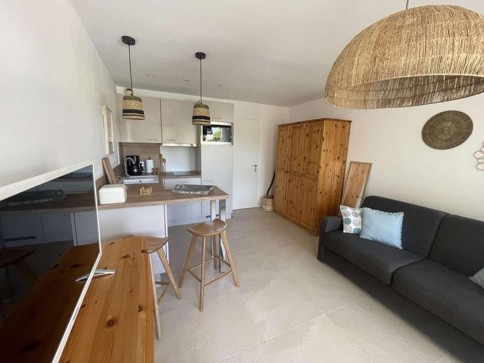 Studio Cabine avec Piscine, à 150m de la Plage, Quartier Animé, Parking Privé, 4 pers, Animaux Non Admis - FR-1-328-189 Cabin in La Grande-Motte