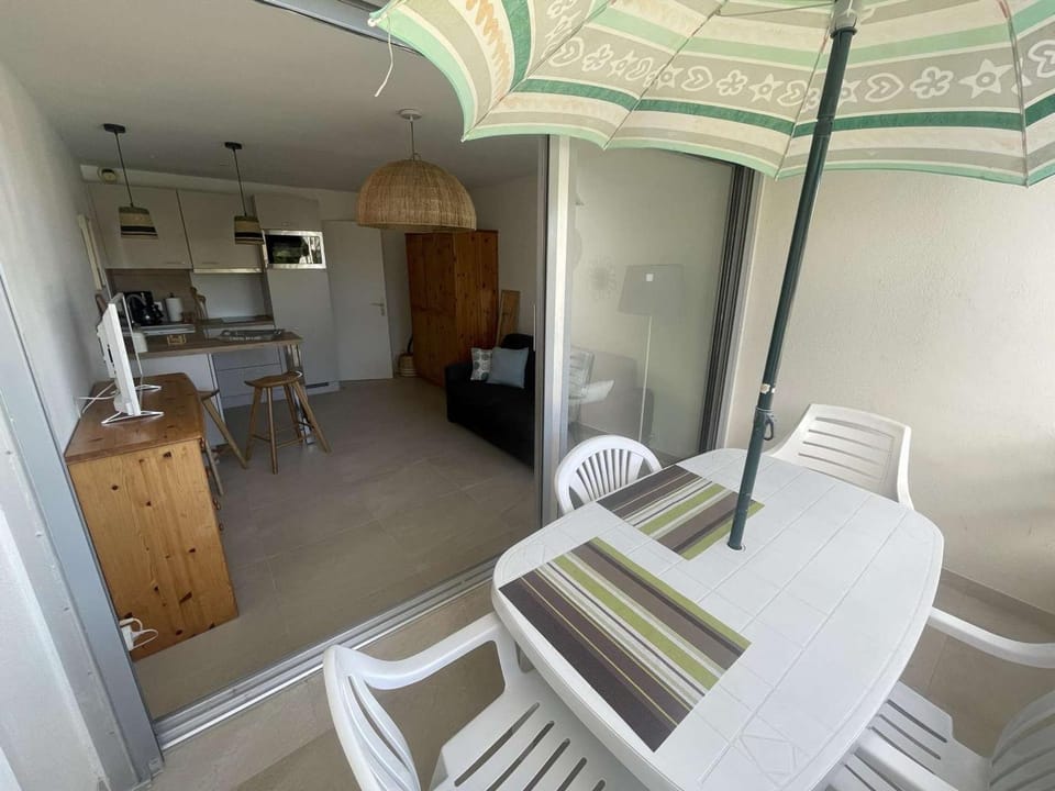 Studio Cabine avec Piscine, à 150m de la Plage, Quartier Animé, Parking Privé, 4 pers, Animaux Non Admis - FR-1-328-189 Cabin in La Grande-Motte