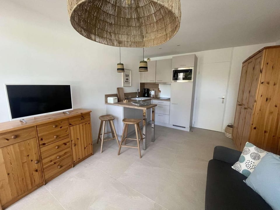 Studio Cabine avec Piscine, à 150m de la Plage, Quartier Animé, Parking Privé, 4 pers, Animaux Non Admis - FR-1-328-189 Cabin in La Grande-Motte
