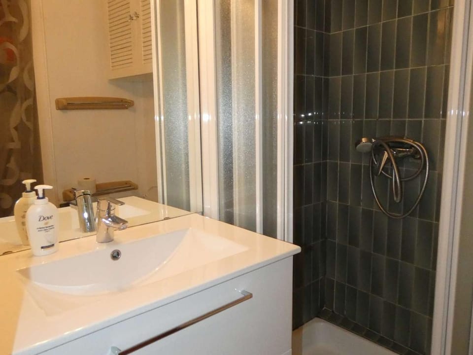 Studio cabine avec piscine, parking et climatisation en bord de mer - FR-1-328-165 Cabin in La Grande-Motte