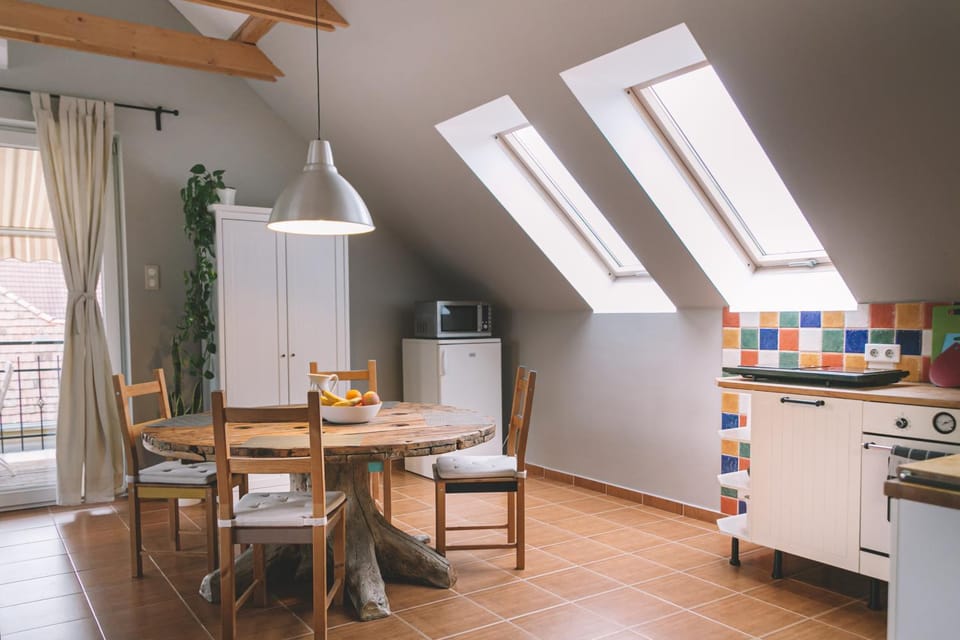 Kitchen or kitchenette, Seating area, Dining area