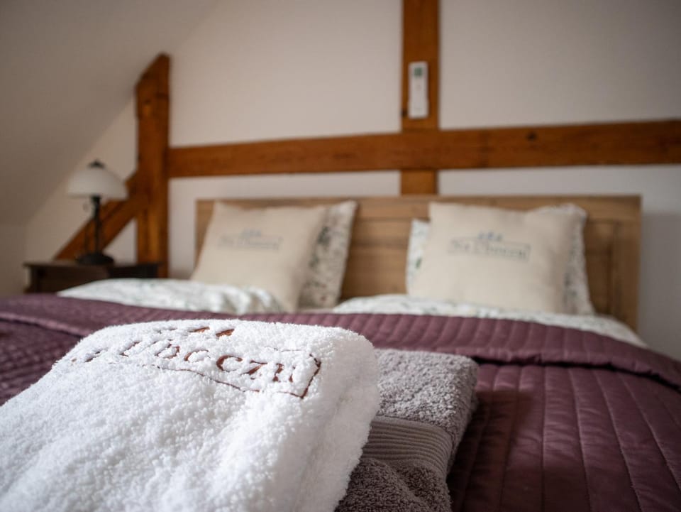 Bed, Bedroom, towels