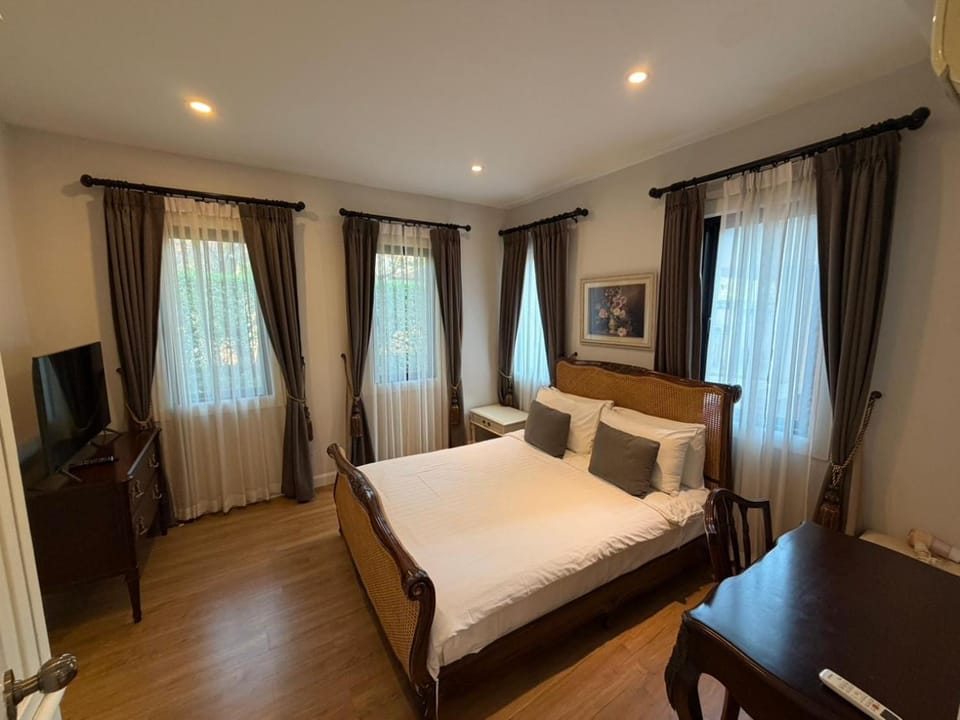 Bed, TV and multimedia, Bedroom