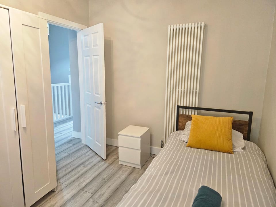 Four Bedroom House Chandos Road House in London