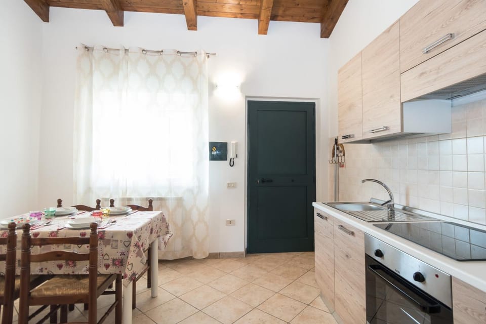 TV and multimedia, Coffee/tea facilities, Kitchen or kitchenette, Living room, Seating area, Dining area