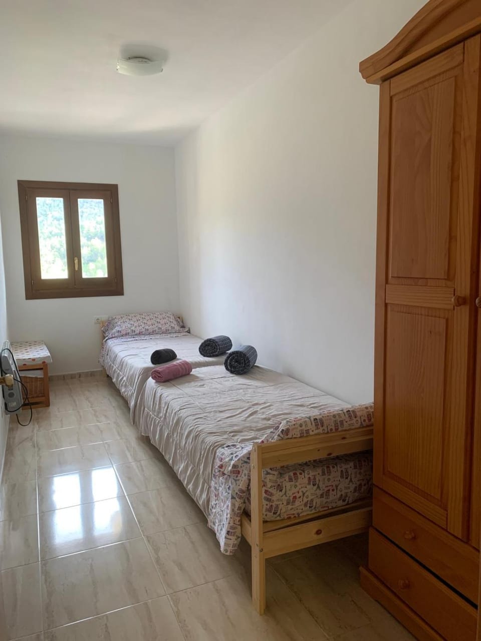 Photo of the whole room, Bedroom