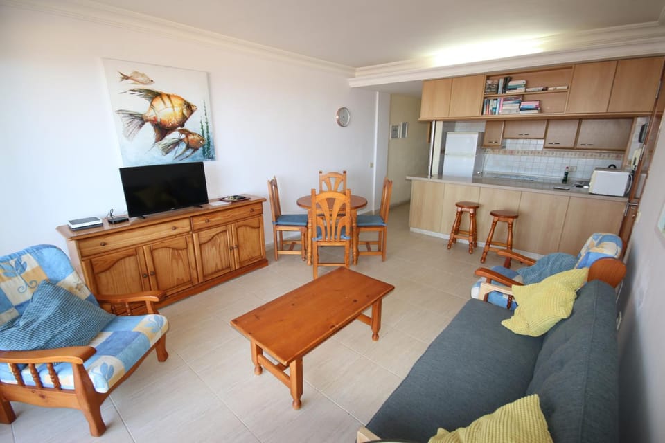 Kitchen or kitchenette, Living room, Seating area, Dining area