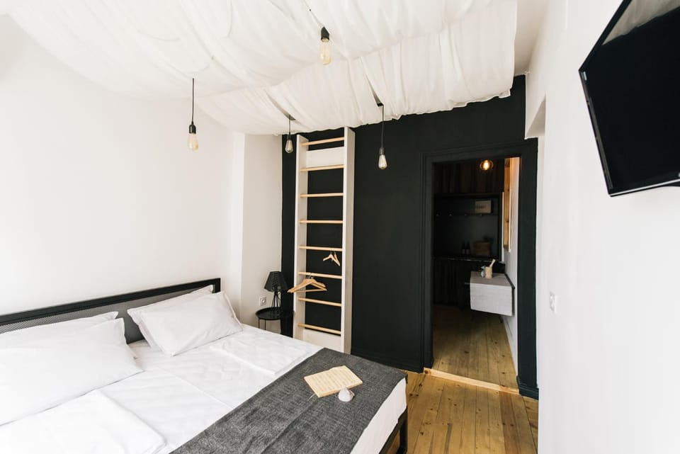 Bed, TV and multimedia, Bedroom, towels