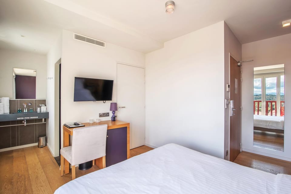 Photo of the whole room, Bedroom, City view