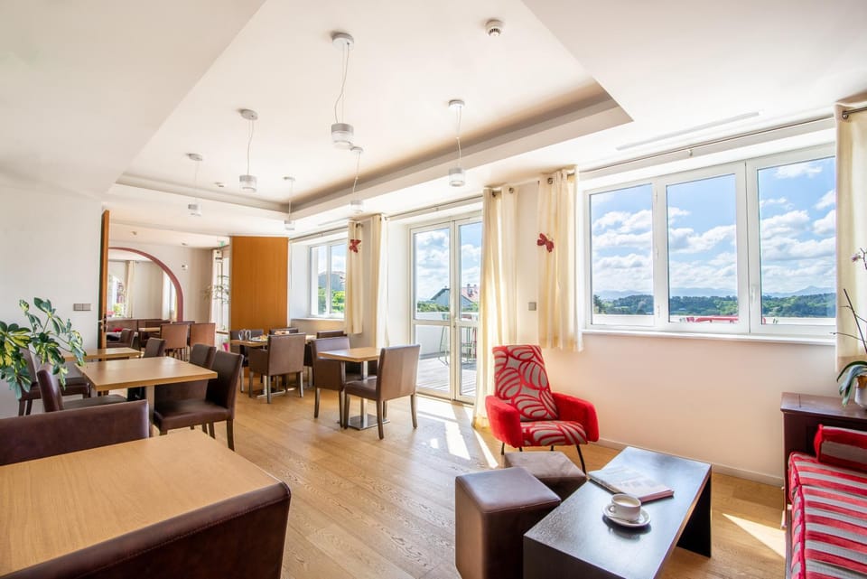Lounge or bar, Mountain view