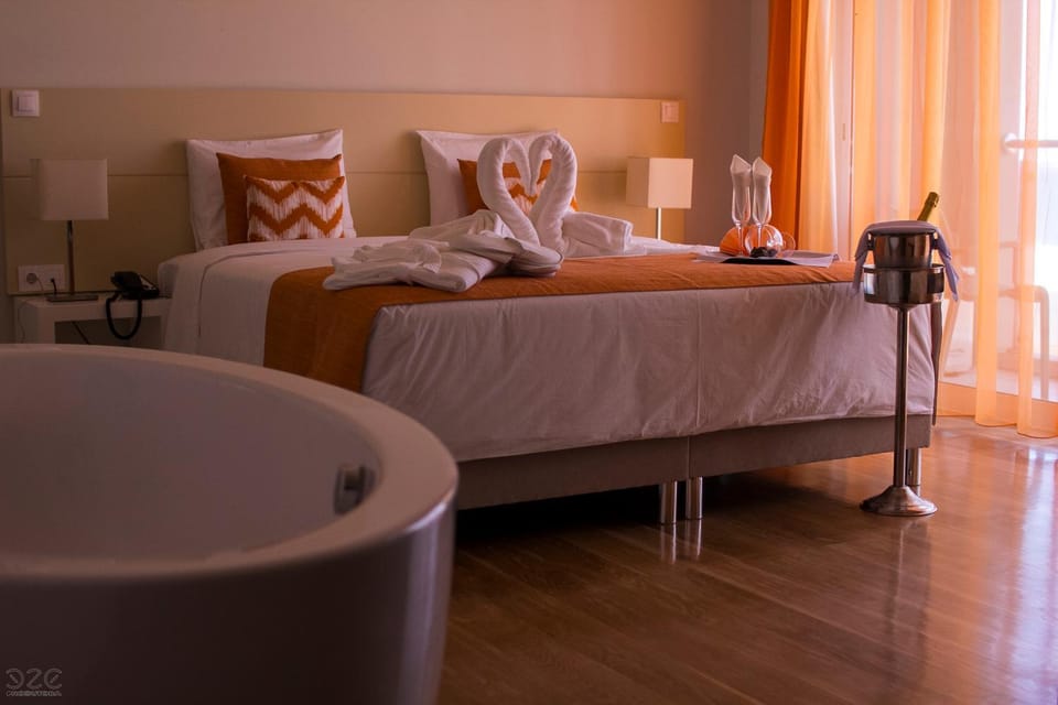 Bathroom, Balcony/Terrace, Decorative detail, Bedroom, City view, Mountain view, Sea view, Alcoholic drinks, Quiet street view