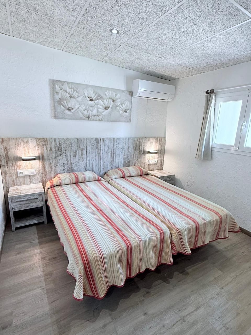 Photo of the whole room, air conditioner