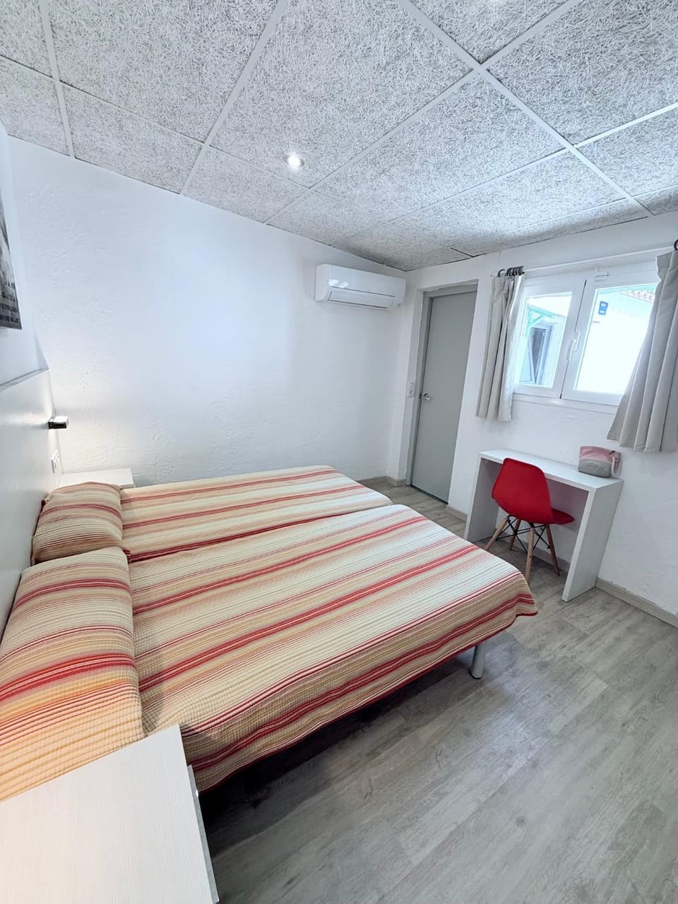 Photo of the whole room, air conditioner