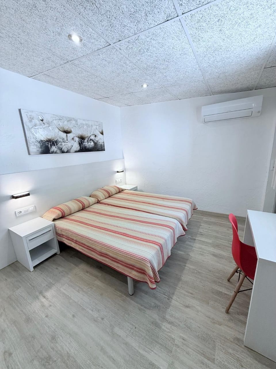 Photo of the whole room, air conditioner