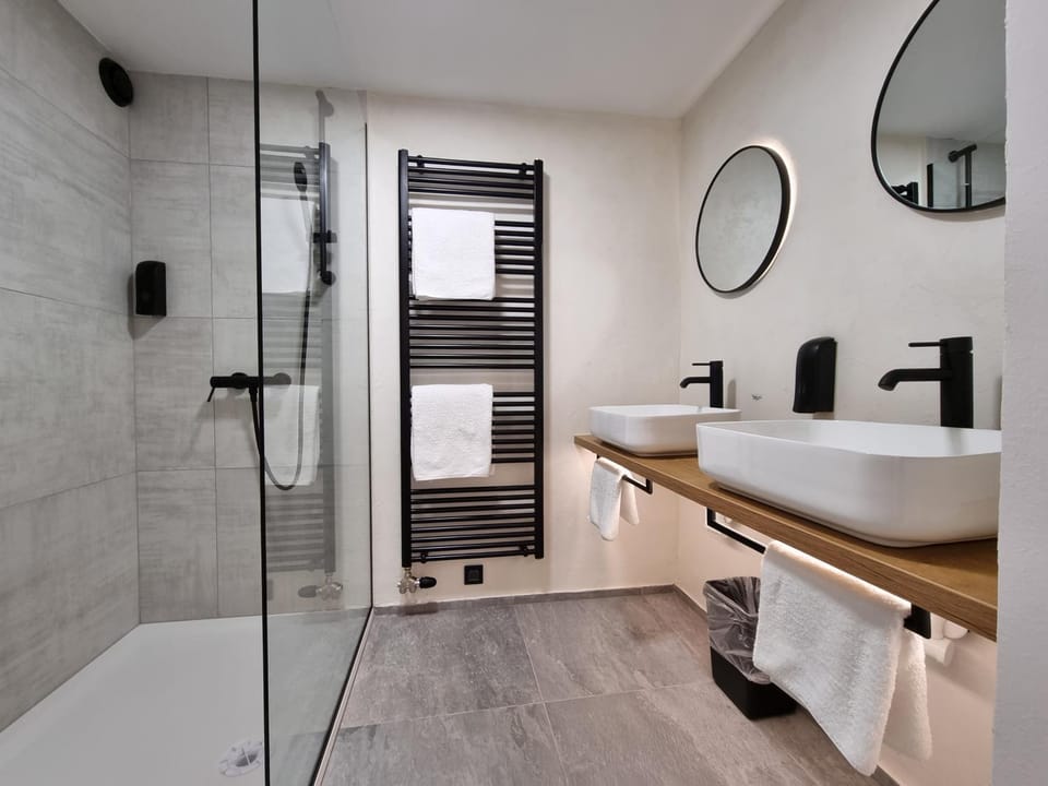 Shower, Bathroom, towels