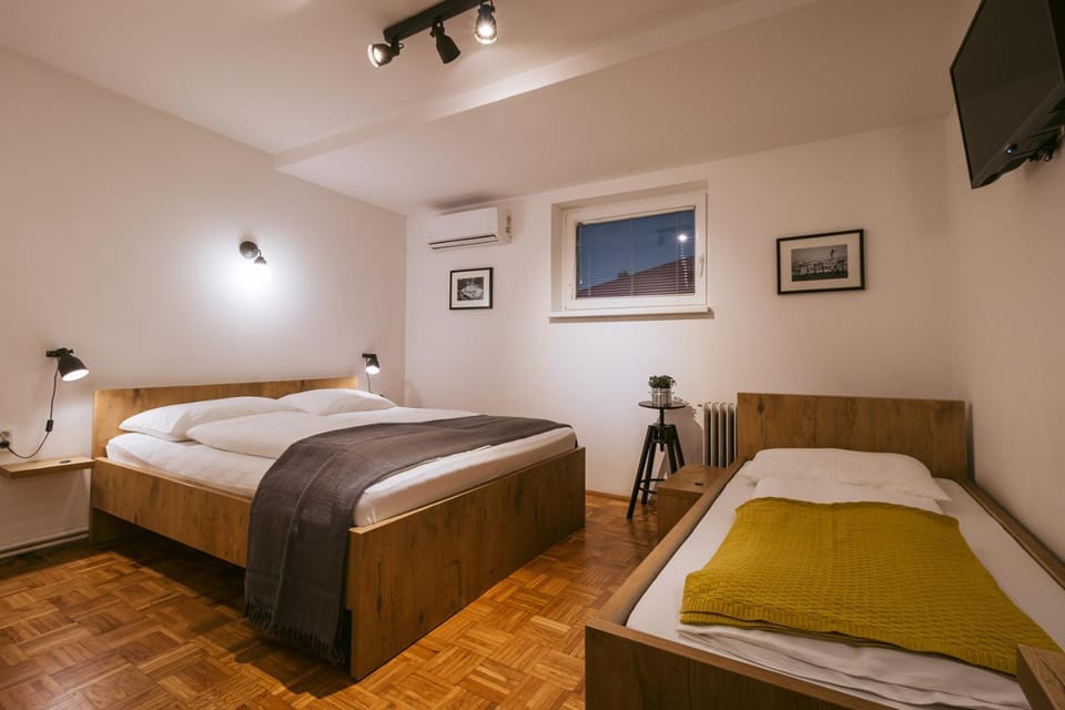 Bed, TV and multimedia, Bedroom, air conditioner