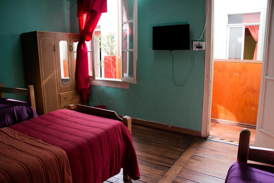 Hostal Tricontinental Bed and Breakfast in Valparaiso