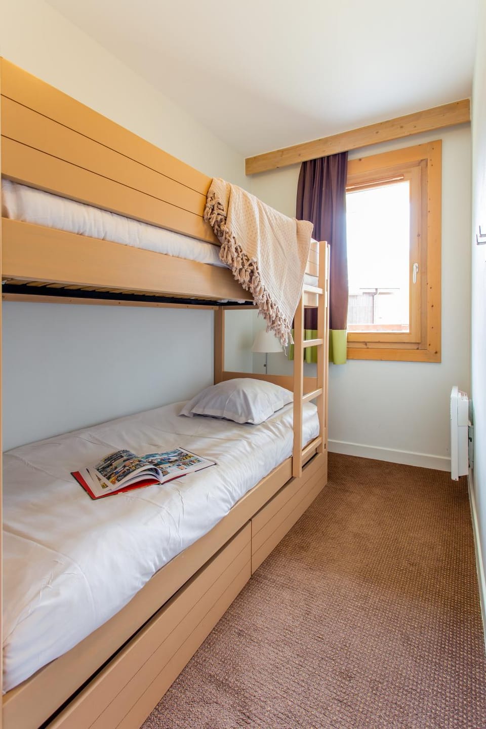 Bed, Photo of the whole room, Bedroom, bunk bed, towels