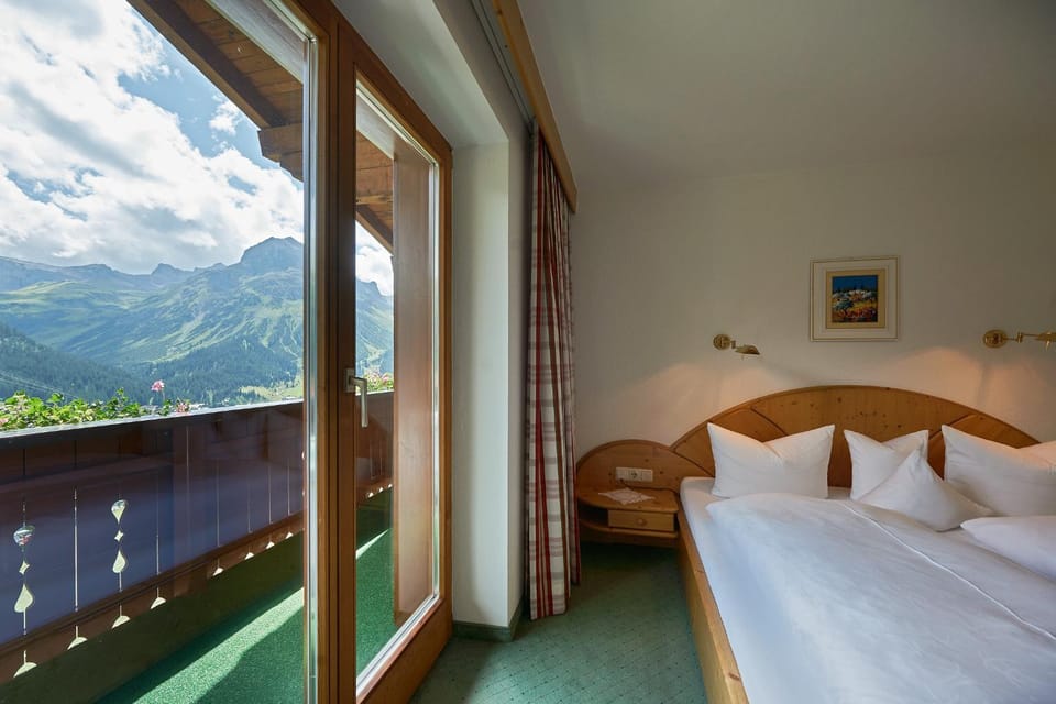 Balcony/Terrace, Bedroom, Mountain view