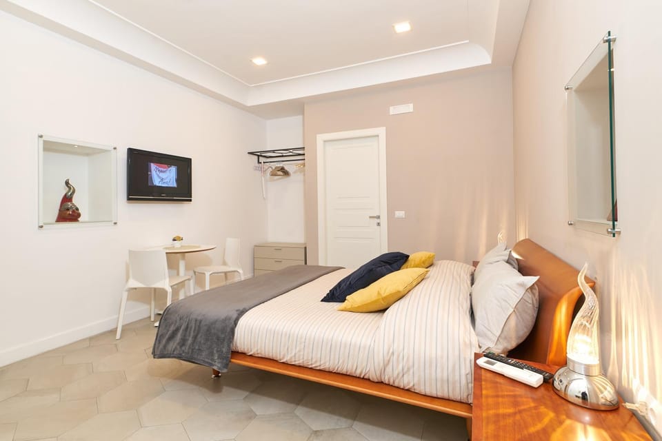 Photo of the whole room, Decorative detail, Bedroom