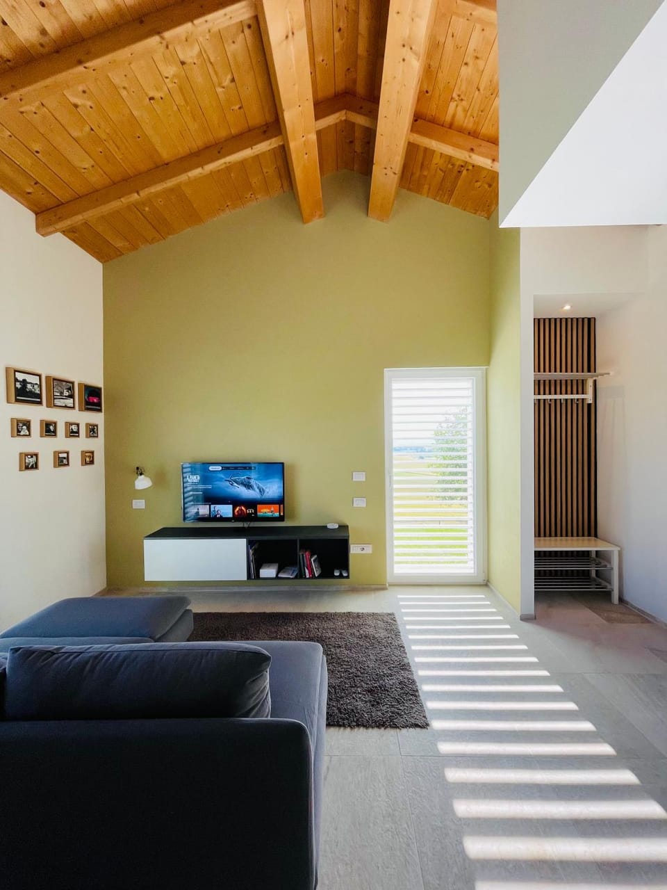 TV and multimedia, Living room, Seating area
