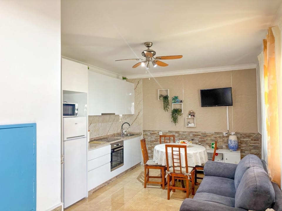 Communal lounge/ TV room, Kitchen or kitchenette, Living room, Dining area, oven, stove