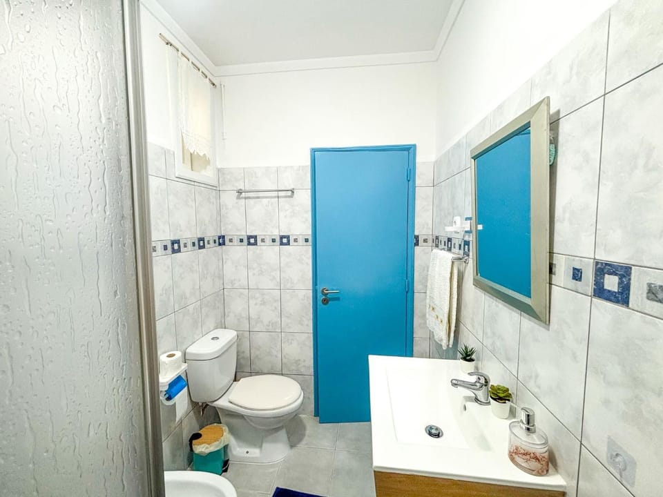 Shower, Toilet, Bathroom, bidet, towels