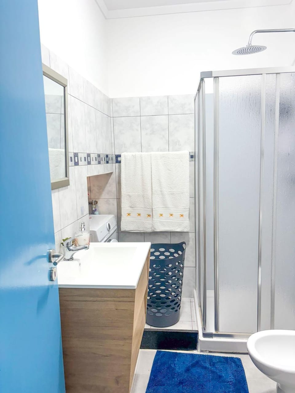 Shower, Toilet, Bathroom, towels