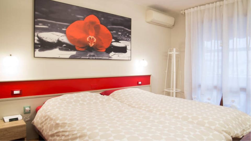 Bed, Photo of the whole room, Bedroom, air conditioner