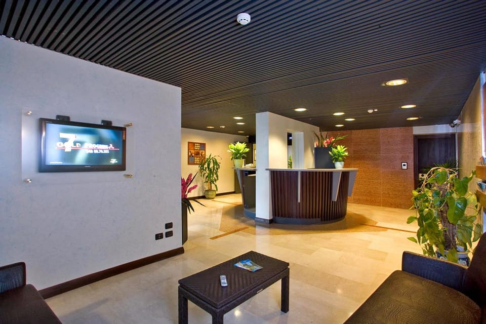 Communal lounge/ TV room, Lobby or reception