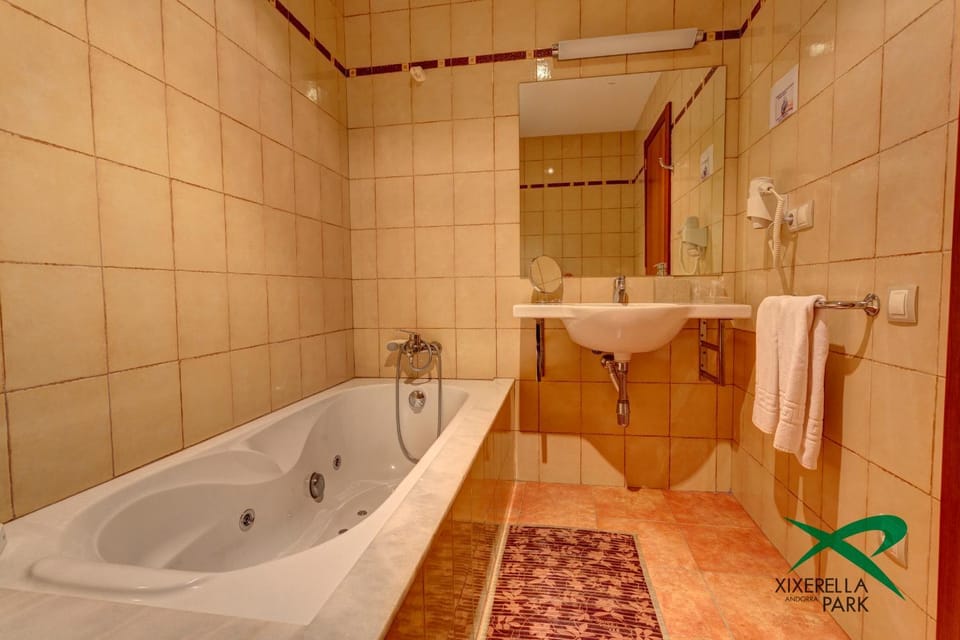 Hot Tub, Bathroom
