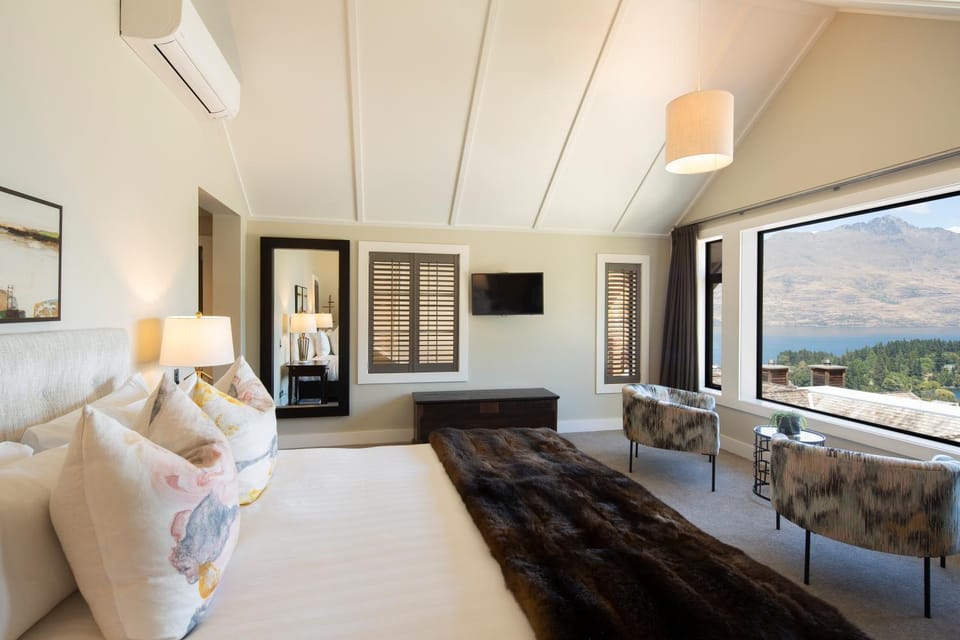 View (from property/room), Bedroom, City view, Lake view